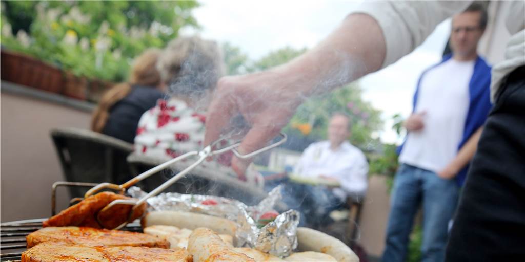 Eine große Party im Garten: Weil sich einige Werner Bürger nicht an die Corona-Regeln gehalten haben, droht nun ein hohes Bußgeld.