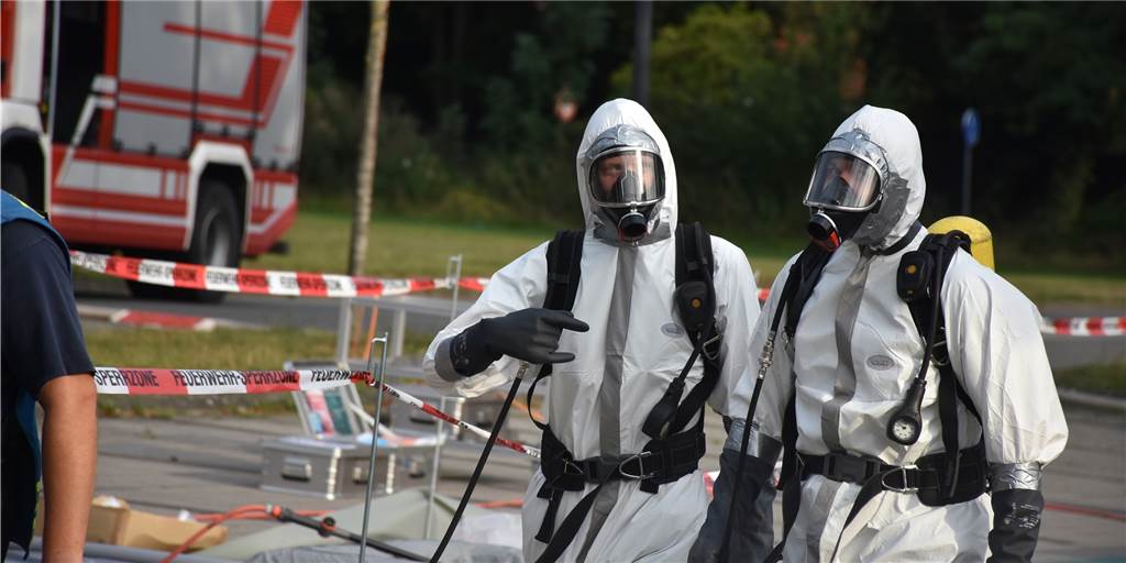Großeinsatz der Feuerwehr: Vredener Freibad wegen giftiger Dämpfe geräumt Wegen giftiger Dämpfe, die im Vredener Hallenbad ausgetreten waren, musste die Feuerwehr am Mittwochnachmittag ausrücken. Badegäste im Freibad wurden schnell in Sicherheit gebracht. Sie waren zu keiner Zeit in Gefahr. Ein Mitarbeiter einer Wartungsfirma kam zur Beobachtung ins Krankenhaus.