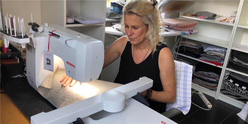 Designerin aus Ahaus macht Mode mit Kissen Judith Brökers an ihrem Arbeitsplatz: Im Atelier an der Kruppstra