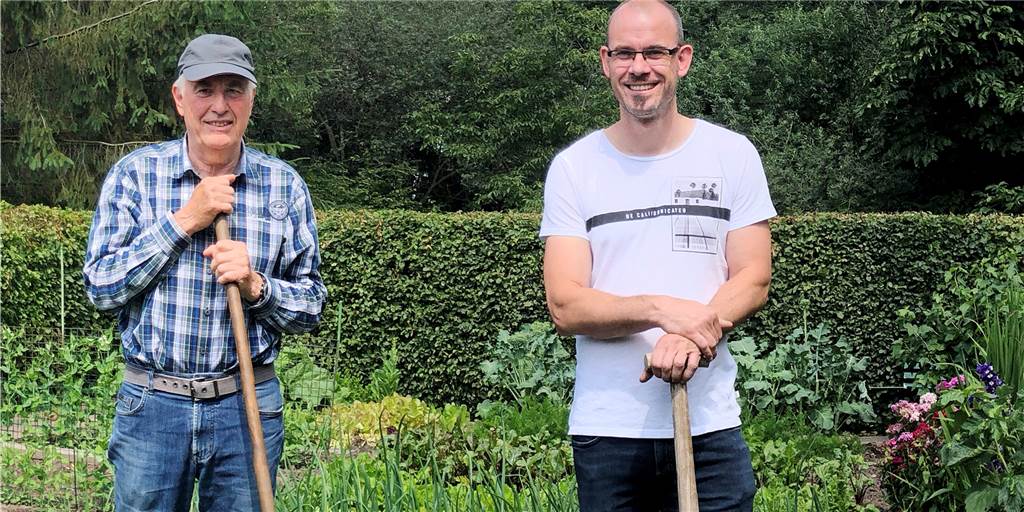 Schrebergärten nahe der Bahnallee werden vorerst doch nicht überbaut Stefan Resing und sein Sohn Mario im gemeinsamen Schrebergarten, der nun wieder bessere Zukunftsaussichten hat.