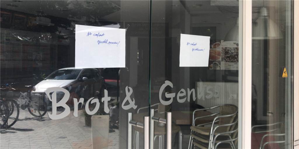Rätselraten um Geschäft an der Bahnhofstraße: „Ab sofort geschlossen!“ „Ab sofort geschlossen“ besagen die Zettel im Fenster.