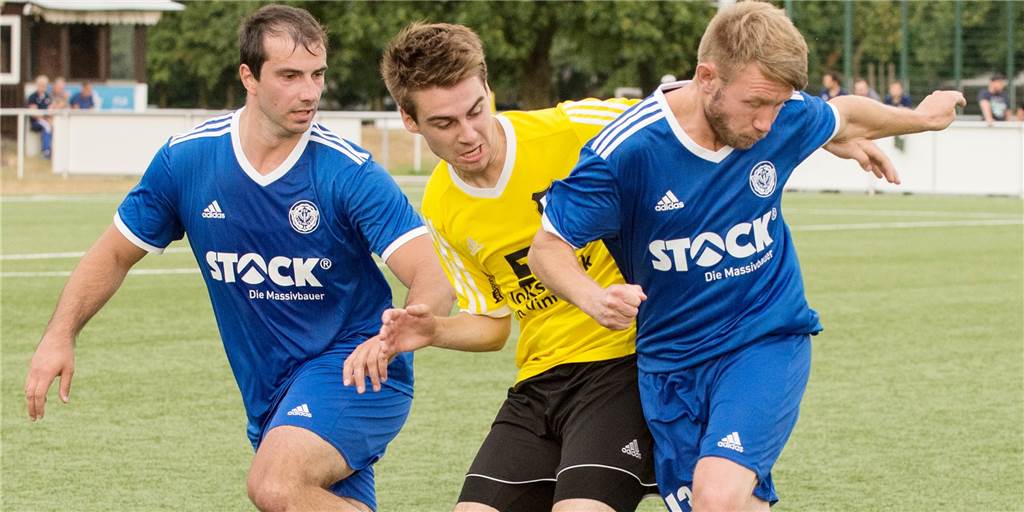 Corona beendete Wechselgedanken: „So eine abgehackte Saison ist ja nix“ Michael Grütering (l.) vom ETuS Haltern dachte über einen Vereinswechsel nach.