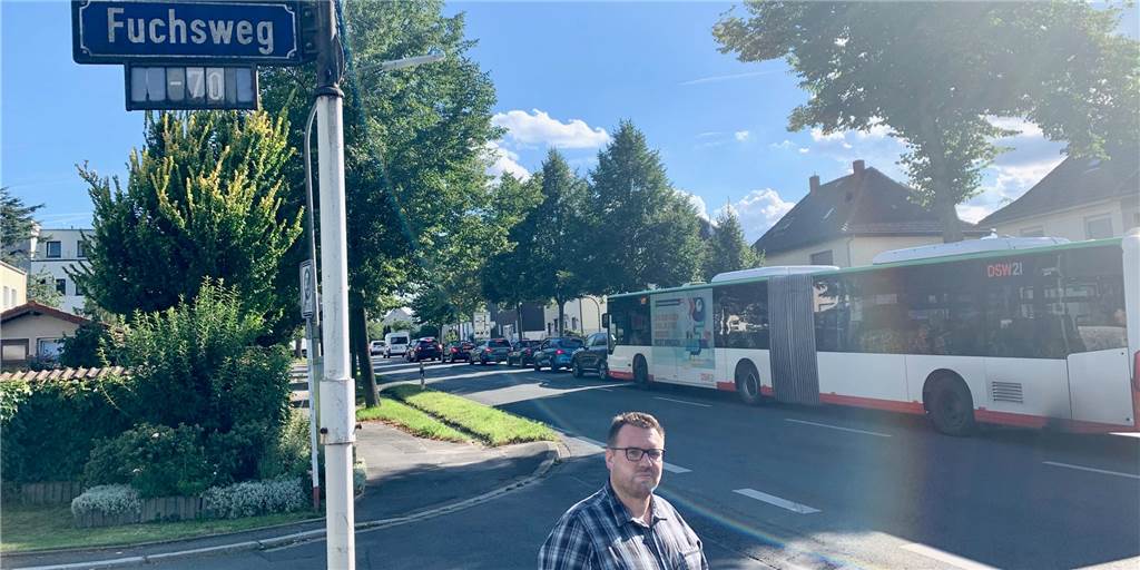 Wohnqualität in Dortmund leidet unter B236-Baustelle in Schwerte Hauke Thomas an der Ecke Wittbräucker Straße / Fuchsweg. Im Hintergrund der Stau in Richtung Westen.