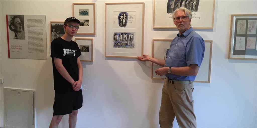 Emigranten reisten mit dem Schiff übers Meer in eine ungewisse Zukunft Wissenschaftlicher Mitarbeiter Thomas Ridder (r.) und Praktikant Finn Suttrop legen letzte Hand an die Ausstellung an, die am Sonntag offiziell eröffnet wird.