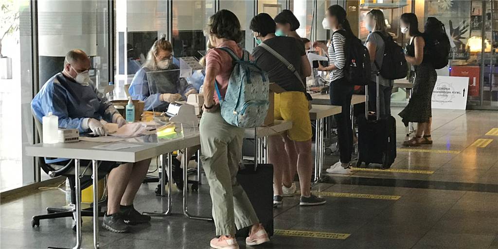 Flughafen Dortmund: Viele Risiko-Passagiere lassen sich nicht testen Hunderte Passagiere lassen sich jeden Tag am Flughafen Dortmund auf das Coronavirus testen.
