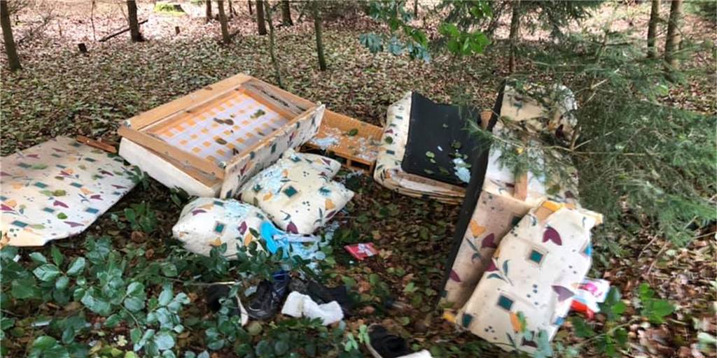 Illegale Müllentsorgung im van Oerschen Busch: „Das ist einfach dreist!“ Eine Riesensauerei: Unbekannte entsorgten Möbel im van Oerschen Busch.