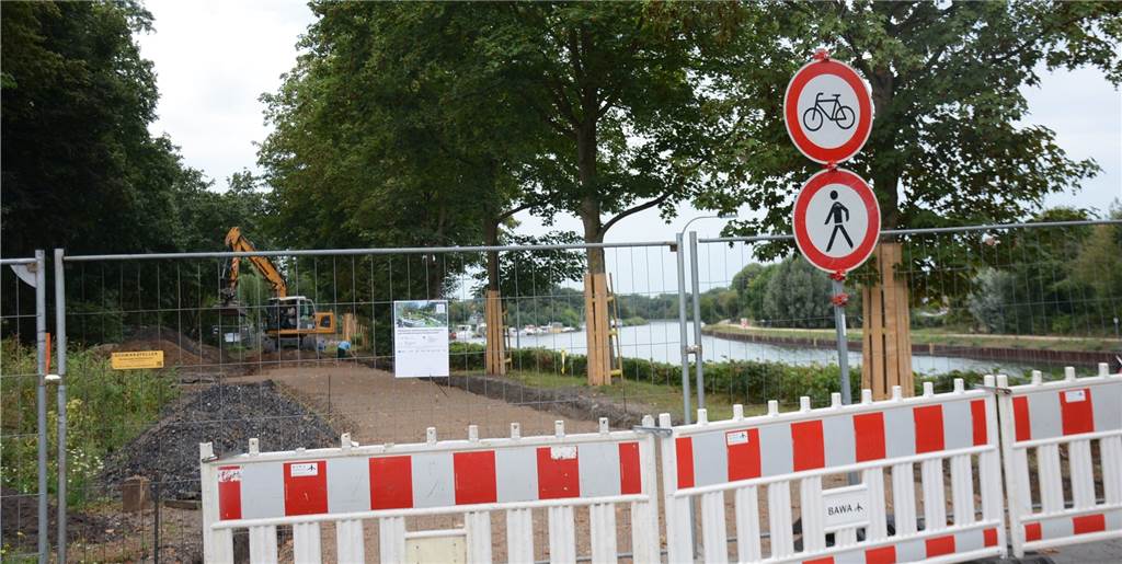 Die letzten Wege-Lücken der Kanaluferpromenade werden geschlossen Auch das bislang unbefestigte Teilstück des Kanaluferwegs zwischen Mercaden und Hafencafe wird jetzt asphaltiert.