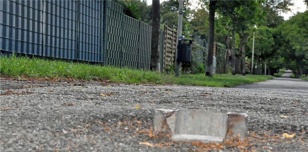 Geblutet nach Stolperfalle in Brambauer: Reparatur ließ auf sich warten Einige Zentimeter aus dem Boden ragte der Sockel eines abmontierten Abperrbalkens auf der Seilbahnstraße/Ecke Lenaustraße. Er war schlecht zu sehen und wurde zur Stolperfalle.