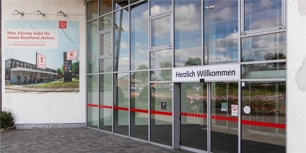 Kaufland will für einen möglichen Neubau auch vor Gericht ziehen "Hier könnte bald Ihr neues Kaufland stehen", verspricht die Werbung am ehemaligen Baywa-Gelände seit Jahren. Das Unternehmen möchte seine Baupläne im Zweifel auch vor Gericht durchsetzen.