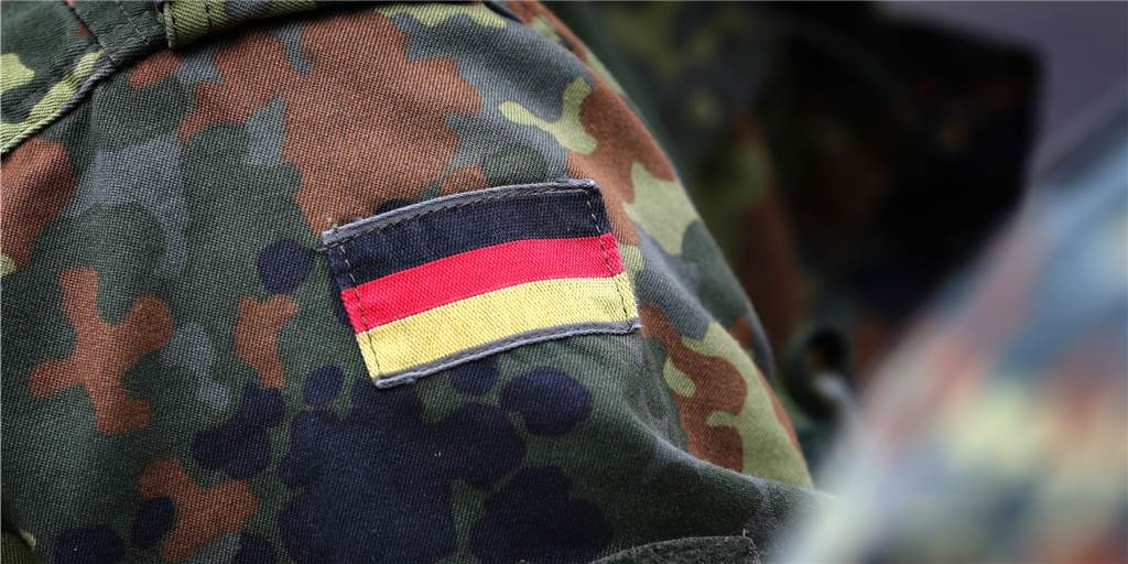 Nazi-Lieder und SS-Runen: Bundeswehr wirft Offiziersanwärter (23) raus Nazi-Lieder und SS-Runen: Bundeswehr wirft Offiziersanwärter (23) raus