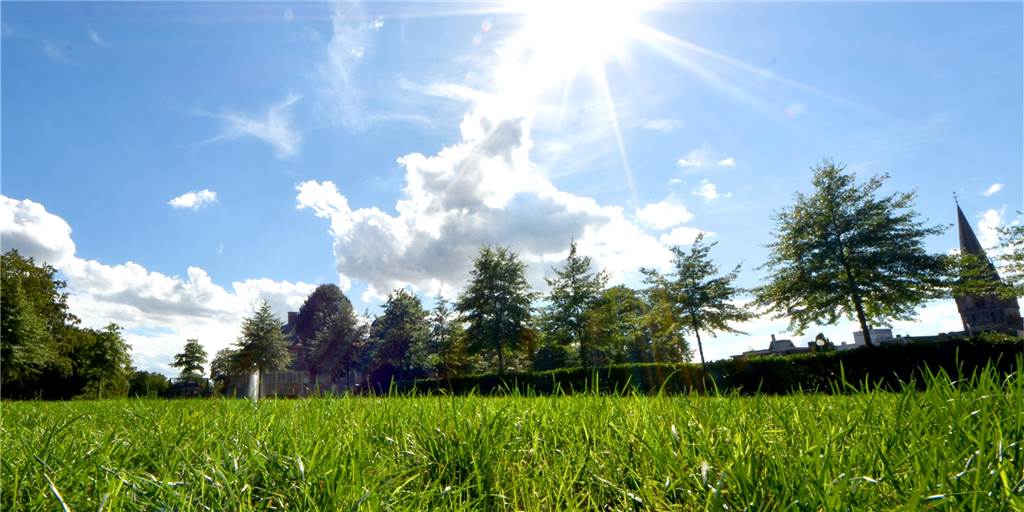 Schlossbiergarten Ahaus lockt Gäste drei Wochen in den Schlossgarten Die Sonne lacht über dem Schlossgarten Ahaus. Ab Dienstag soll dort auf dem Bolzplatz der Pop-Up-Biergarten "Schlossbiergarten Ahaus" aufgebaut werden.