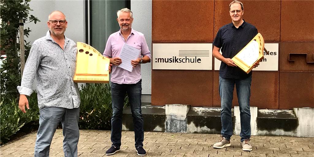 Menschen mit und ohne Behinderung musizieren gemeinsam Mit dem Tischharfenunterricht soll das Projekt "Klangbrücke" an den Start gehen.