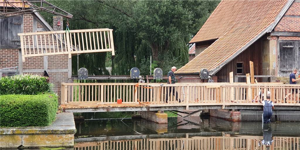 Zwei Tonnen Holz: Brücke der historischen Wassermühle wird runderneuert Die Brücke vor der historischen Wassermühle wurde umfassend saniert.