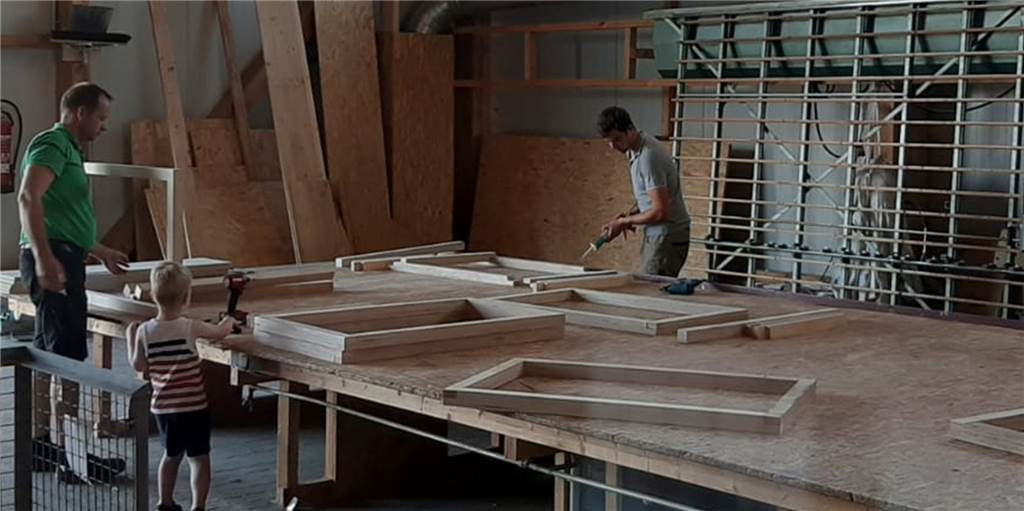 Musikverein Wüllen setzt bei Konzert auf selbstgebaute Urlaubsgefühle Die Wüllener Musiker investieren seit Wochen viele Stunden Arbeit in ihr „Strandkorbprojekt“. In vielen Einzelschritten enstehen die Körbe.