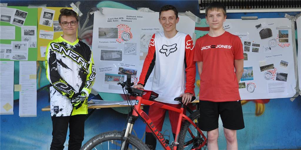 Lennart, Lasse und Lukas Stephan möchten auch in ihrer Heimatstadt ihr Hobby ausüben. Sie wünschen sich Pumptrack und Dirtline.