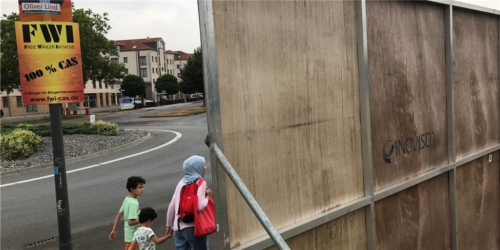 Wahlplakate am Kreisverkehr Bahnhofstraße/Europaplatz: Sind hier die notwendigen Abstände zu einer Verkehrseinrichtung eingehalten?