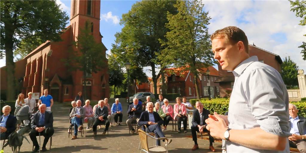 Brunnengespräch mit Tom Tenostendarp über Schule und Kunstrasenplätze Bürgermeisterkandidat Tom Tenostendarp sucht in kleinen Gruppen das Gespräch mit den Bürgern.