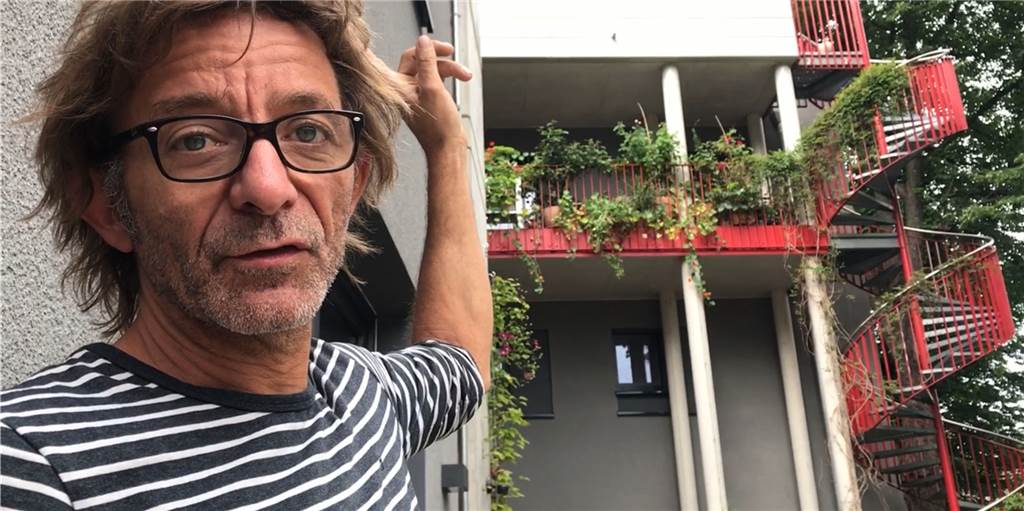 „Ne Runde um‘n Block“ – Rost: „Man sammelt sich Kultur-Häppchen ein“ Jörg Rost gibt einen Einblick in "Ne Runde um'n Block". Hier werden Menschen auf den begrünten Balkonen sitzen und etwas vorlesen. Über ein Dosentelefon kann man ihnen dann von unten aus zuhören.