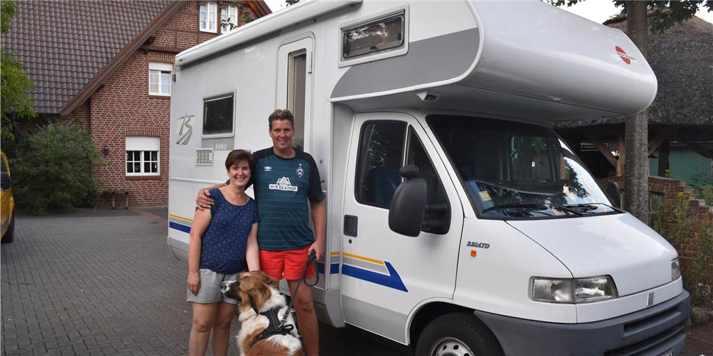 Camping mitten in Alstätte: Annette und Christian Woortmann waren mit Hund Mini für 24 Stunden zu Gast auf dem Stellplatz am Gasthof Bredeck-Bakker.