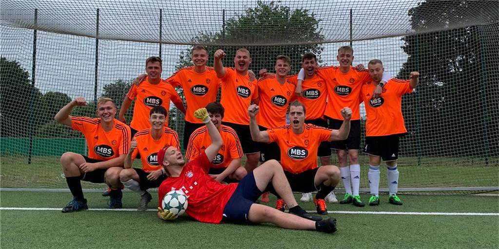 „Ein kleines Abenteuer“: Halterner Hobbykicker gründen neue Mannschaft Erst spielten sie nur als Freunde im Westuferpark, nun haben sie bei einem Halterner Verein ein Zuhause gefunden und starten schon bald in der Kreisliga C.