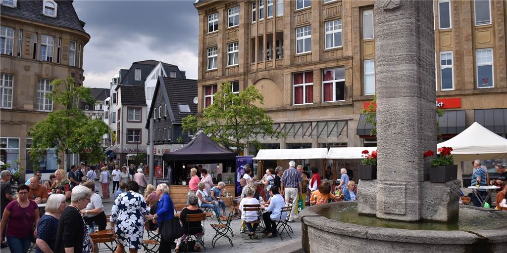 Absage wegen Corona: Viel Beifall und ein wenig Kritik für Casconcept Naschmarkt am 1. August 2019 am Reiterbrunnen auf dem Castroper Marktplatz: Viele würden sich diese Bilder wieder wünschen. Doch Casconcept sagt zum Schutz vor der Corona-Ansteckung alle Veranstaltungen ab.