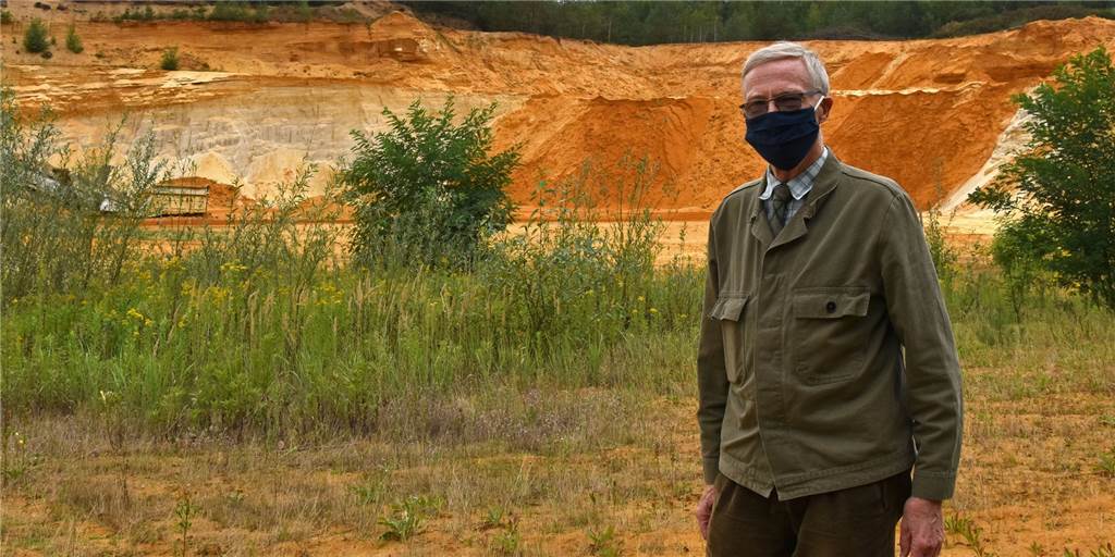 NABU-Führung: Eine Sandgrube wird wieder zu Wald Ferdinand Graf von Merveldt am Rande der Sandgrube, die teilweise schon wieder renaturiert wird.