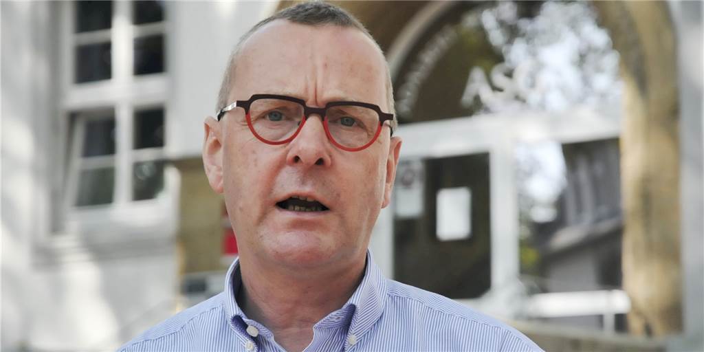 Schulleiter im Interview: „Ich nenne es das völlig andere Alltagsgeschäft“ Joachim Höck (54), Schulleiter des ASG seit 25. August 2019: Nach den Ferien ist Schule für ihn ein völlig anderes Alltagsgeschäft geworden. Dass es am Castroper Gymnasium noch keinen bekannten Infektionsfall gab, bezeichnet er als Glück.