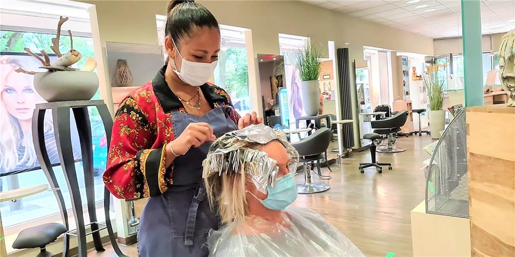 Friseure in der Corona-Krise: „Bei einem zweiten Lockdown gehen alle kaputt“ Die Friseure im Dortmunder Westen (hier Mitarbeiterin Alex von Coiffeur Schäfer) sind weiterhin erleichtert, dass sie nach der sechswöchigen Corona-Sperre wieder arbeiten dürfen. Ganz sorglos sind sie aber nicht.