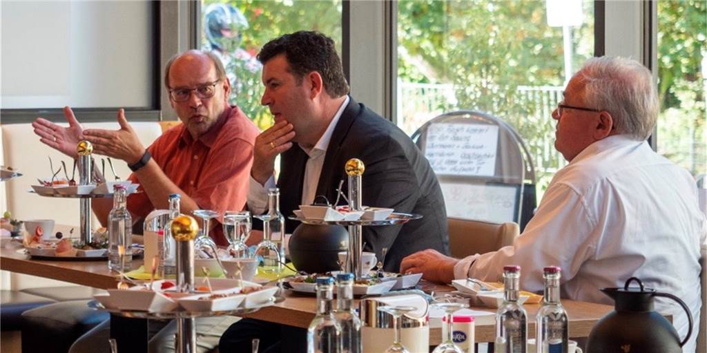 Arbeitsminister bei Stolzenhoff: „Nach 5 Minuten war das Eis gebrochen“ Am Samstag (22.8.) besuchten Bürgermeisterkandidat Rainer Schmeltzer und Bundesarbeitsminister Hubertus Heil die Catering-Firma Stolzenhoff, um über Themen wie die Ausbildung in Corona-Zeiten zu sprechen.