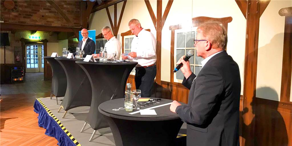 Das Duell der Legdener Bürgermeisterkandidaten im Dorf Münsterland Bernhard Laukötter (CDU), Gerd Heuser (UWG) und Dieter Berkemeier (parteilos, v.l.) haben sich am Dienstagabend in der Festscheune vom Dorf Münsterland im direkten Duell gemessen. Die Fragen stellten Redaktionsleiter Bernd Schlusemann (Foto) und Redakteur Johannes Schmittmann.