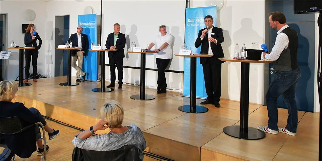 Bürgermeister-Wahl in Lünen: So lief die RN-Podiumsdiskussion im Lüntec Die Kandidaten der Podiumsdiskussion: Rainer Schmeltzer, Jürgen Kleine-Frauns, Sascha Gottwald und Christoph Tölle.