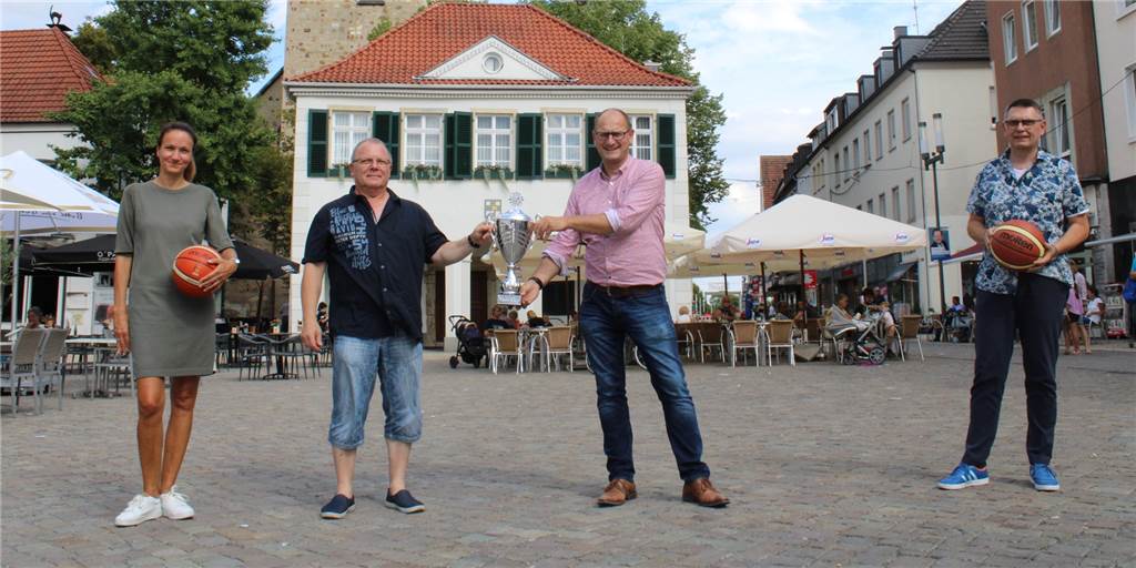 Vest-Cup ist Generalprobe für die gesamte Saison Die vier Vorsitzenden der teilnehmenden Vereine freuen sich auf den Vest-Cup (v.l.): Hermann Zechel (Hertener Löwen), Inga Bielefeld (Citybasket Recklinghausen), Christoph Winck (BSV Wulfen) und Thomas Klings (BG Dorsten).