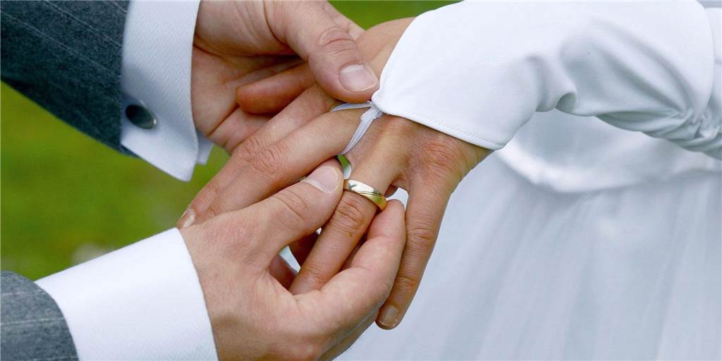 Viele Castrop-Rauxeler Paare würden sich gerne trauen lassen, aber sie trauen sich nicht, eine größere Feier unter Corona-Bedingungen steigen zu lassen. Daher verschieben viele ihre geplante Hochzeit.