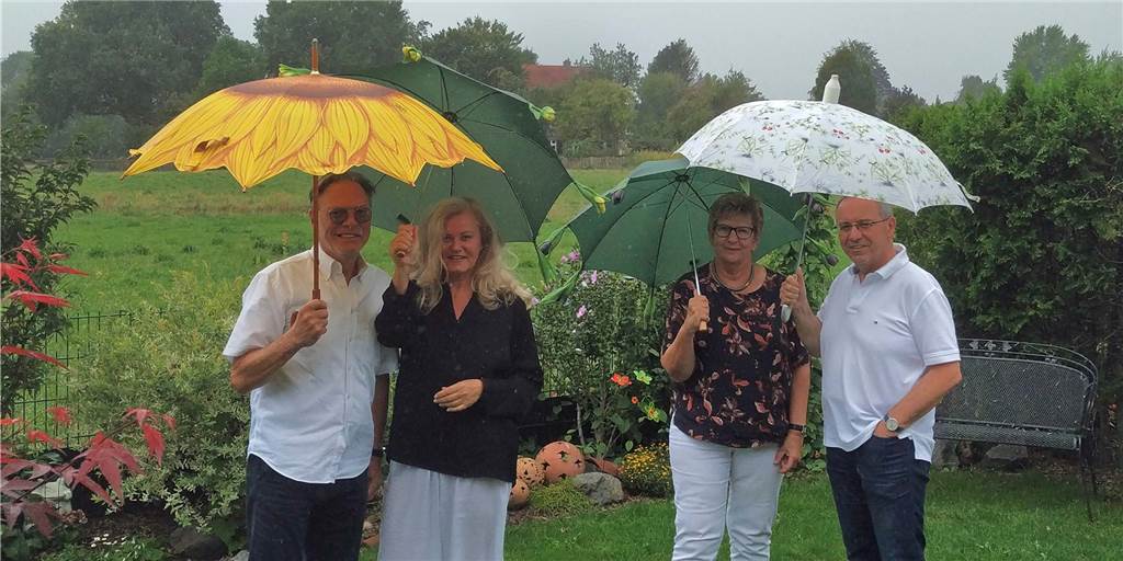Bürgerinitiative wehrt sich gegen Wohnbebauung in Grafenwald Jürgen Becker, Dorothee Storm, Lisa Paul und Wolfgang Klinger (v.l.n.r.) haben die Bürgerinitiative "Natürlich Grafenwald" gegründet. Sie wollen nicht, dass hinter ihren Gärten Wohnhäuser gebaut werden.