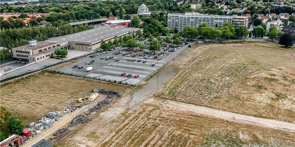 Hunderte Wohnungen auf Ex-Betriebshof von DSW21 geplant Die Baufelder für den Wohnungsbau sind hergerichtet: Nach dem Abriss der Doego-Hallen (l.) wollen die Stadtwerke (hinten) dort ihre neue Verwaltung bauen - und auch die Parkplätze verlegen.