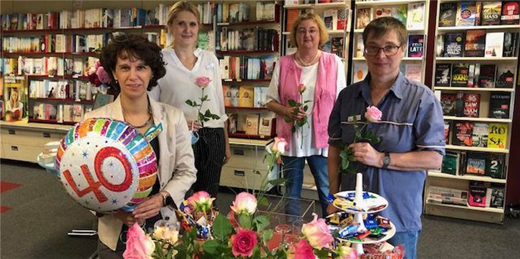 Inhaberin Heidi Vakilzadeh (l.) feiert 40 Jahre Lippe Buchhandlung mit ihren Mitarbeiterinnen Sarah Alken, Sabine Vakilzadeh und Mechthild Kuhlmann (v.l.) sowie mit Kunden.