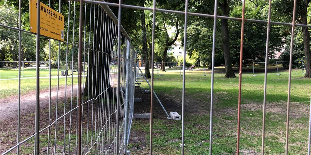 Diskussion um Sperrstunde: Wird der Westpark bald nachts geschlossen? Dieser Bauzaun wurde nur für Bauarbeiten im Westpark aufgestellt. Geht es nach der CDU, soll der Park aber generell eingezäunt werden.