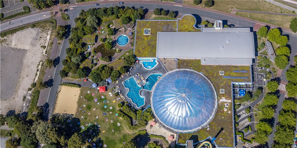 Freibad für Dorsten: SPD will neues Schwimmbad ans Atlantis andocken So sieht das Atlantis von oben aus. Um den Außenbereich um ein Freibad auf dem ehemaligen Olymp-Grundstück zu erweitern, müsste die Brüderstraße links neben dem Atlantis versetzt werden.