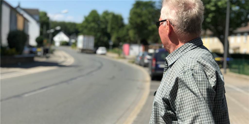 Vor Demo: Ansiedlungspläne an Stadtgrenze jetzt Thema für Bochumer Politik Wilhelm Austermühle schaut in Richtung Gerthe: Ein paar Hundert Meter von seinem Standpunkt aus will sich ein Bodenaufbereitungsunternehmen ansiedeln. Das könnte bis zu 300 Lastwagen mehr pro Tag bedeuten. In Merklinde sind - wie Austermühle - viele dagegen, in Bochum wird das Thema nun auch diskutiert.