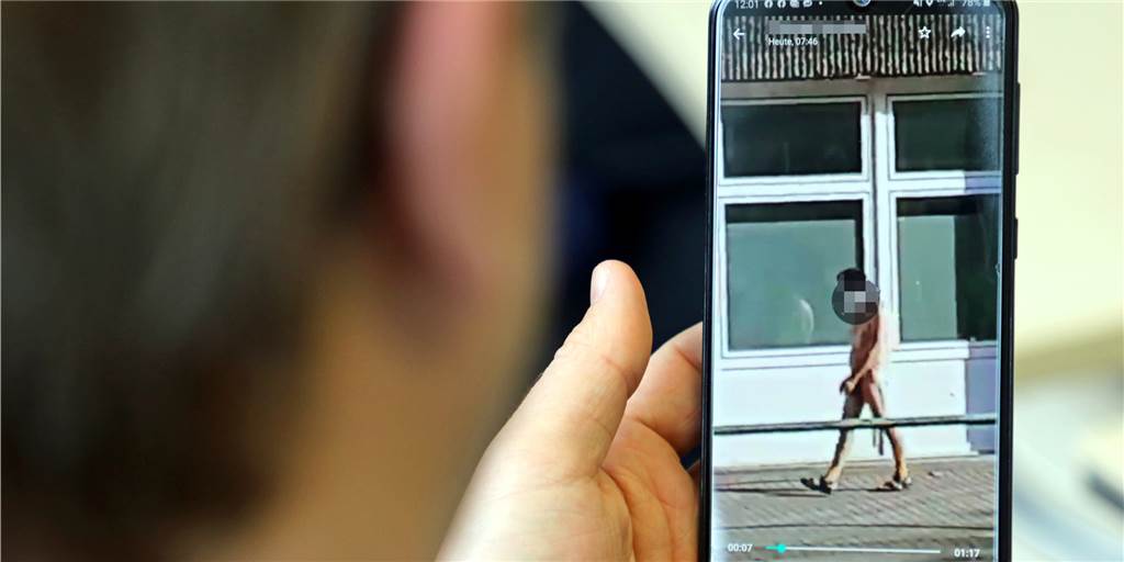 Splitternackter Mann spaziert seelenruhig über den Körner Hellweg Ein skurriles Video wird zum Hit in den sozialen Medien: Der Film zeigt einen splitternackten Mann, der seelenruhig über den Körner Hellweg spaziert.