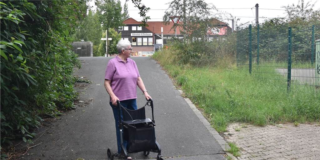 Gesperrter Weg: „Wer nicht mehr laufen kann, kippt unterwegs um“ Ingrid Kutschera muss entweder einen Strecke mit Hindernissen - wie hier eine steile Rampe - oder einen langen Umweg in Kauf nehmen, um von ihrer Wohnung zur Evinger Straße zu kommen.