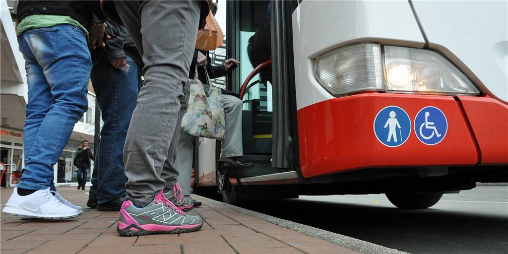 Zu wenig Fahrten? Bus-Chaos auf dem Weg zu Dortmunder Schulen Auf dem Weg zur Schule müssen Schüler aus dem Jungferntal jetzt umsteigen. Das sorgt an der Haltestelle für chaotische Zustände.