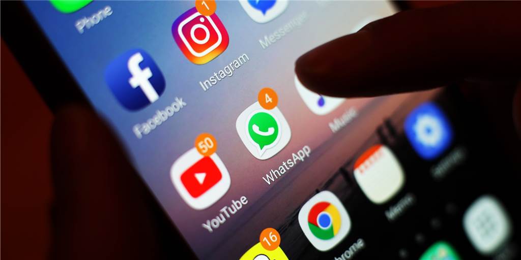 Vredener nötigt zwölfjähriges Mädchen, Nacktbilder zu verschicken Per WhatsApp und Instagram (Symbolfoto) hat ein 19-jähriger Vredener ein zwölfjähriges Mädchen genötigt, ihm Nacktbilder zu schicken.