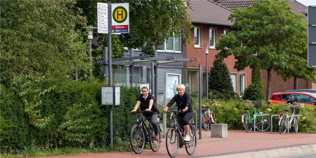 Neue Pläne für die erste digitale Bushaltestelle in Heek Noch ist an der Haltestelle am Rathaus alles analog, also ganz klassisch mit ausgehängten Fahrplänen.
