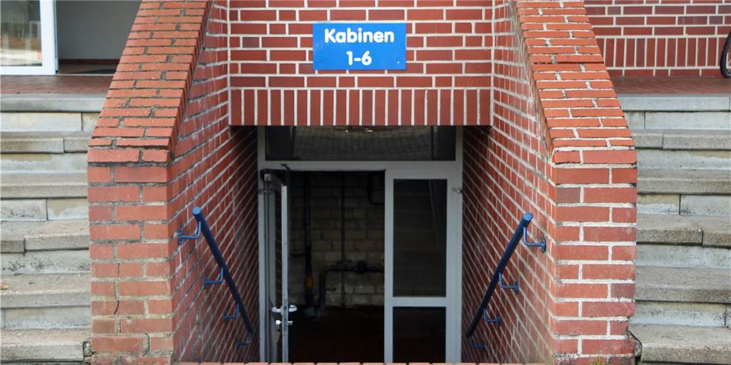 Gegen Schimmel und Nässe: Eine halbe Million Euro für SuS-Umkleide Der Keller des älteren der beiden Kabinentrakte am Trainingsgelände des SuS muss aufwendig saniert werden.