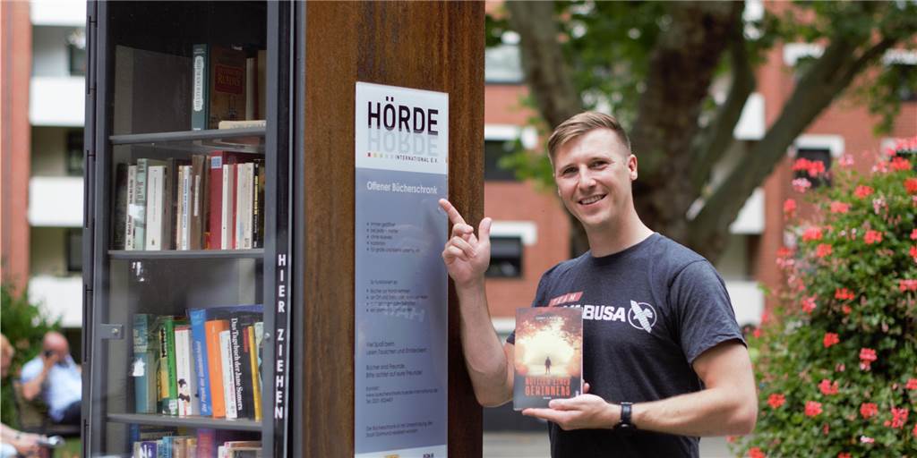 Dortmunder Autor verschenkt eigenen Roman in öffentlichen Bücherregalen Dortmunder Autor verschenkt eigenen Roman in öffentlichen Bücherregalen