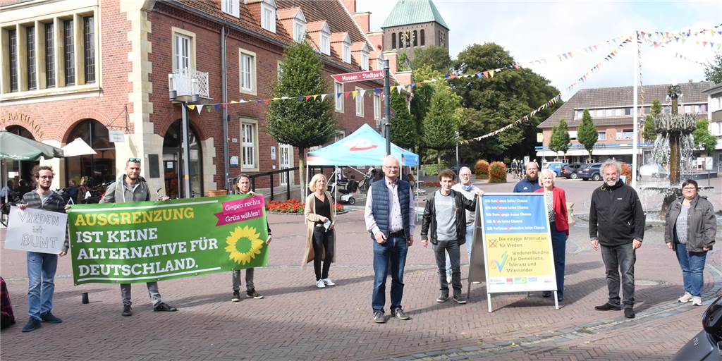 Vredener Parteien protestieren gegen AfD-Wahlstand auf dem Marktplatz Vertreter aller Vredener Fraktionen haben am Freitag auf dem Marktplatz mit Plakaten und Musik gegen den Wahlstand der AfD protestiert.