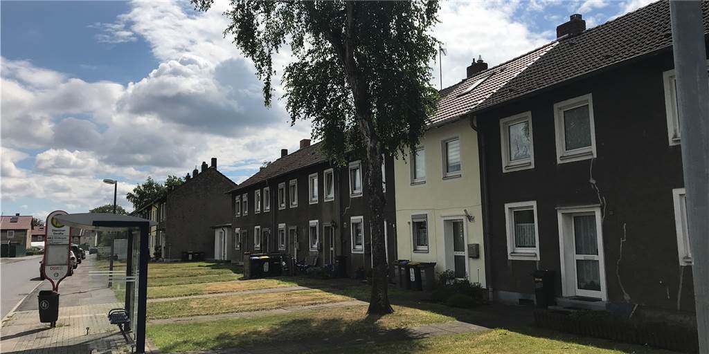 Die Immobilienpreise in Castrop-Rauxel steigen in den Corona-Tagen Das hell gestrichene Reihenhaus an der Stettiner Straße in Ickern gehört gerade zu den günstigen Kauf-Angeboten in Castrop-Rauxel. Derzeit werden dafür 190.000 Euro aufgerufen.