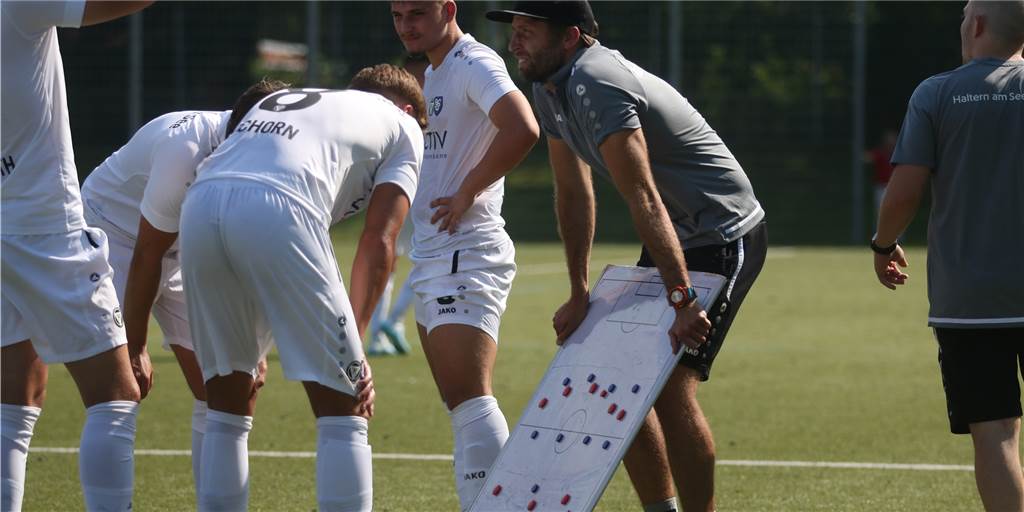 Neuzugang kurz vor Saisonstart: Der TuS holt einen Aufstiegshelden zurück TuS-Torwarttrainer Oliver Bautz (2.v.r.) trainiert schon seit einiger Zeit mit dem Halterner Neuzugang.