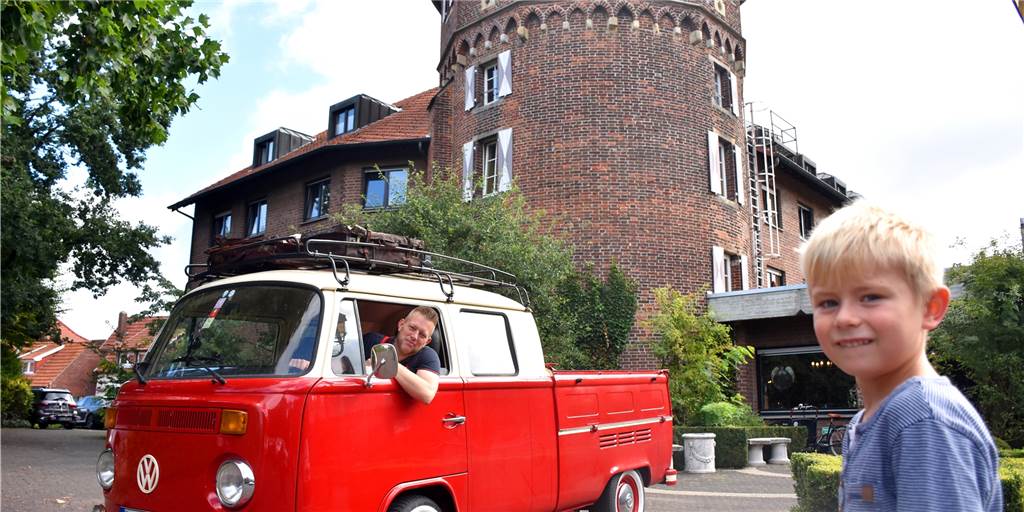 Bulli-Burg: Theo Pass holt VW-Busse nach Oeding – trotz Corona Theo Pass und sein Sohn Anton freuen sich auf das Bulli-Treffen an der Burg in Oeding. Wegen der Coronakrise unterliegt natürlich auch das neue VW-Treffen strengen Auflagen.